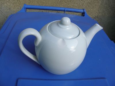 Designová bílá konvička