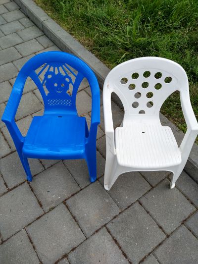 Dvě dětské malé plastové židličky