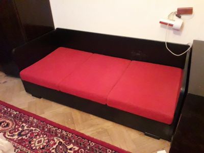 Postel s úložným prostorem