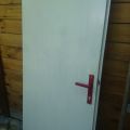 Dveře bílé pravé, 70 cm, červená klika
