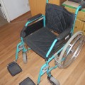 invalidní vozík a pojizdná toaletní židle 