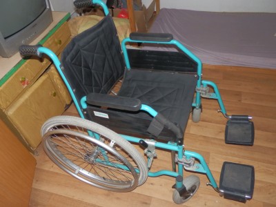 invalidní vozík a pojizdná toaletní židle 