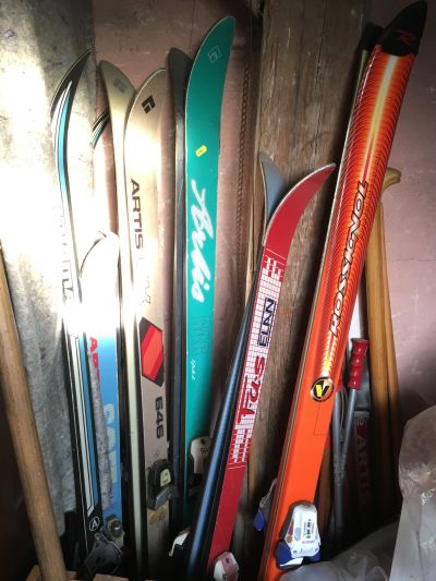 Staré lyže a běžky i s vázáním