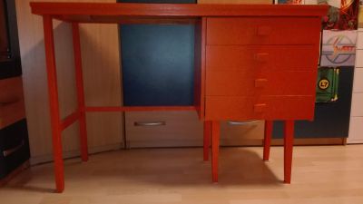 Dřevěný psací stůl s oranžovým nátěrem