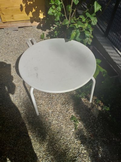 Nízký kovový stolek
