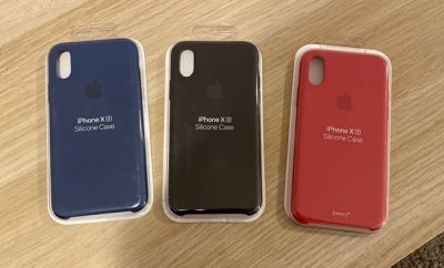 Tři originální silikonové kryty pro iPhone XS