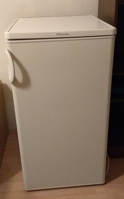 Funkční lednice s mrazákem 105cm