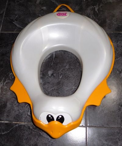 dětské žlutobílé sedátko na WC