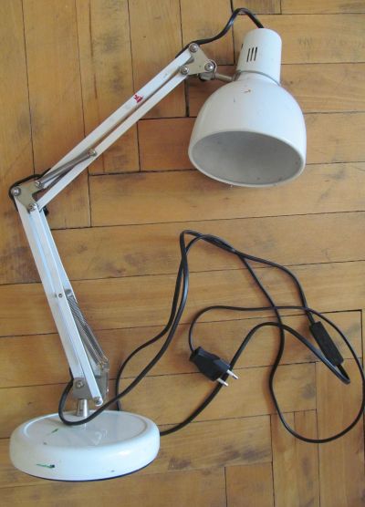 Funkční kovovou stolní lampu