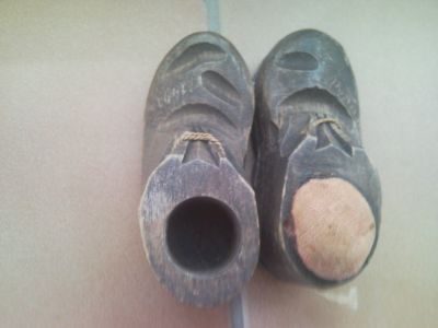 Daruji starý suvenýr s jehelníčkem dřevěné boty