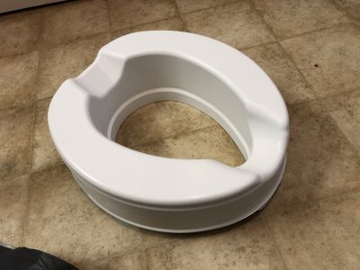 Zvýšené prkýnko na WC pro staré lidi