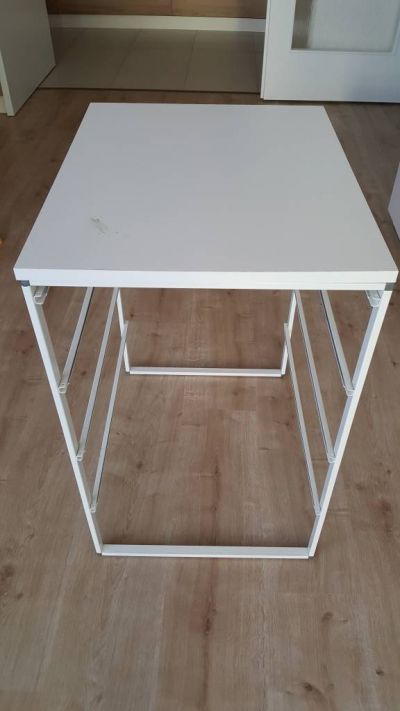 Bílý šuplíkový stolek Ikea