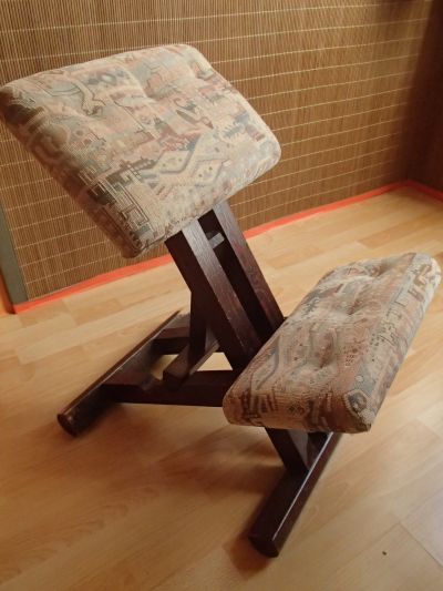 klekací židle se vzorovaným potahem