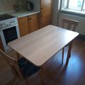 Dřevěný jídelní stůl včetně dvou židlí