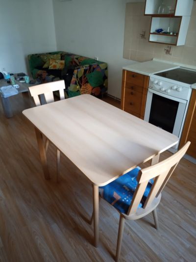 Dřevěný jídelní stůl včetně dvou židlí