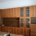 Dřevěná obývací rozložitelná stěna s vitrínami a barovkou