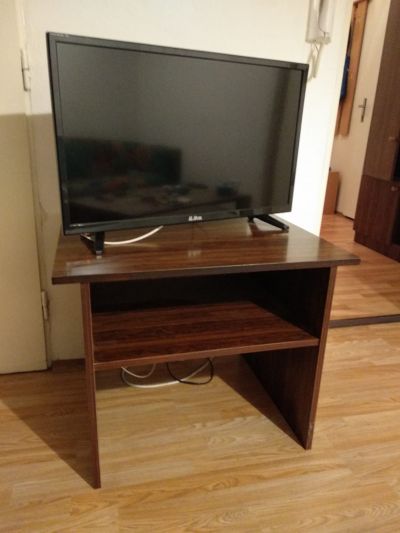 Televizní stolek z tmavého lakovaného dřeva