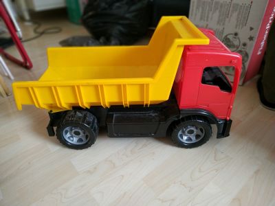 Plastový náklaďák na hraní (alá tatrovka)