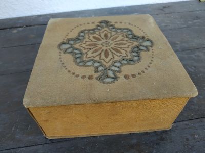 Retro papírovou krabičku s vyšívaným látkovým potahem