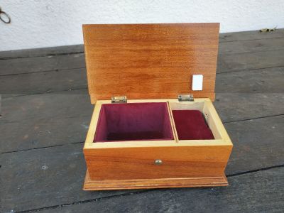 Dřevěná hrací krabička na šperky