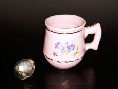 Růžový džbánek s pomněnkami - miniatura.