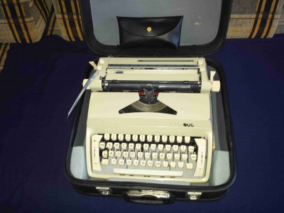 Kufříkový psací stroj CONSUL plně funkční