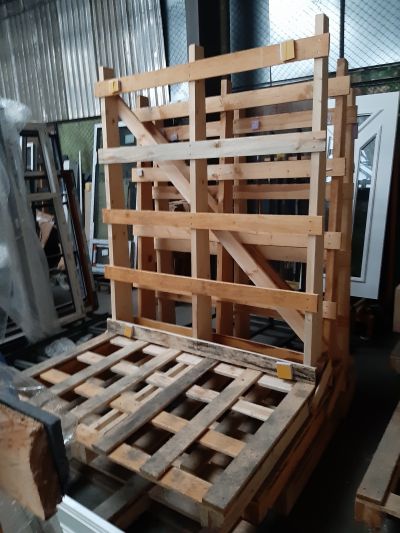 Dřevěné palety - stojany na okna