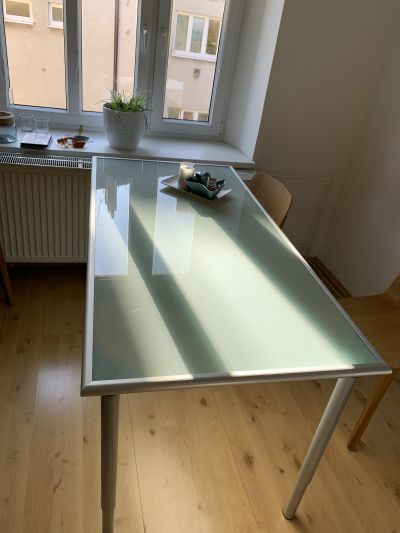 Stůl Ikea s mléčně skleněnou deskou
