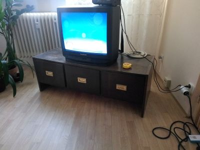 TV stolek s uloznym prostorem