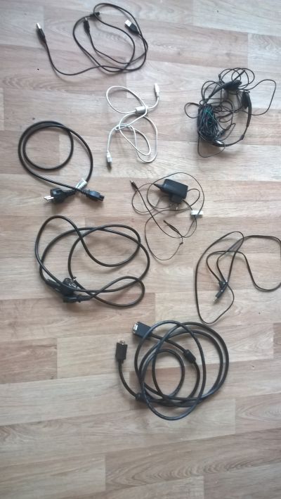 kabely, sluchátka do počítače, nabíječka