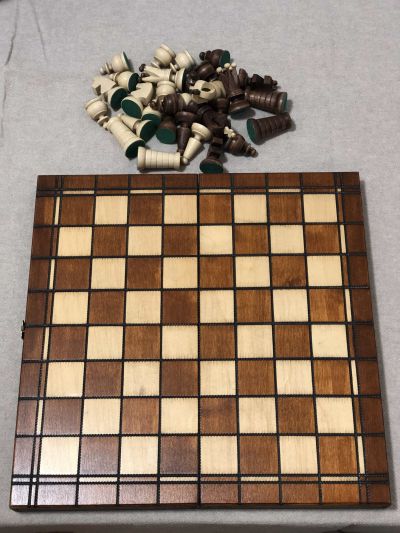 Vyřezávané dřevěné šachy v cestovním balení