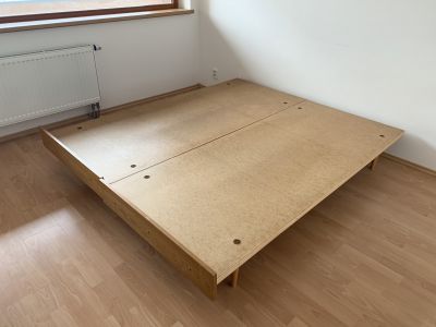 Starší dřevěná postel