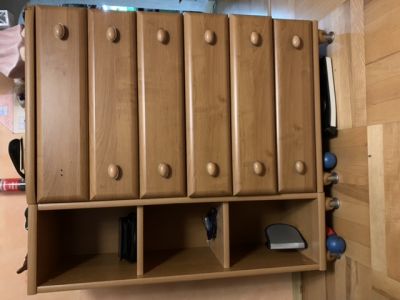 Tv a konfereční stolek, psací stůl, police, komoda