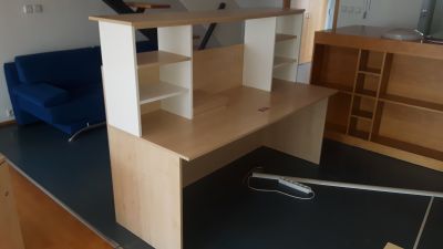 Kancelářský stůl s pultem