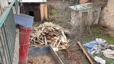 Hromada dreva ze stavby