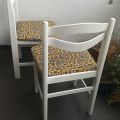 Bílé dřevěné židle