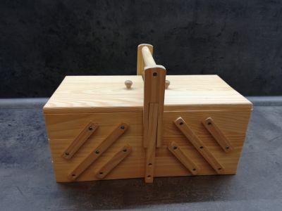 nový dřevěný úložný box na šicí potřeby 