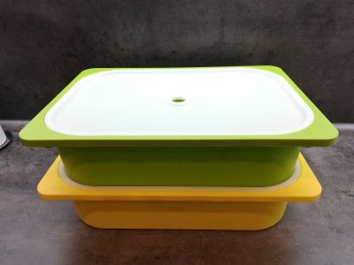 barevné plastové úložné krabice z IKEA 