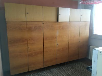 Ložnice skříně a postel dřevo