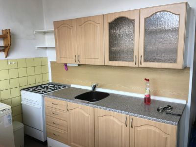 Kuchyňská linka a spižírna