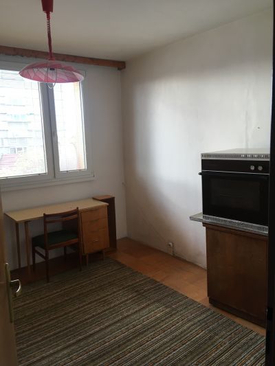 Psací stůl se židlí + koberec