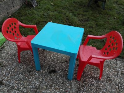 Dětský stolek a 2 židličky