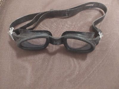 Plavecké brýle se zlomenou zarážkou
