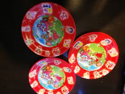 Tři dětské plastové talíře 