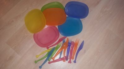 Plastové talířky a příbory IKEA