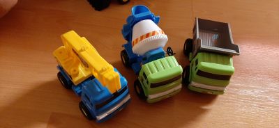 Daruji dětské hračky - plastová autíčka
