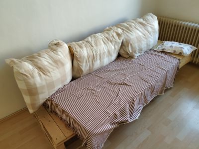 Paletový gauč