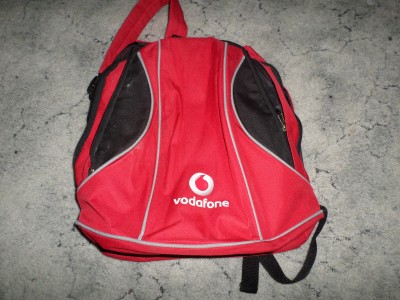 Daruji  červený batoh od Vodafonu
