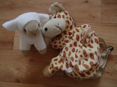 Daruji dětský plyšový batůžek žirafa a ovečku
