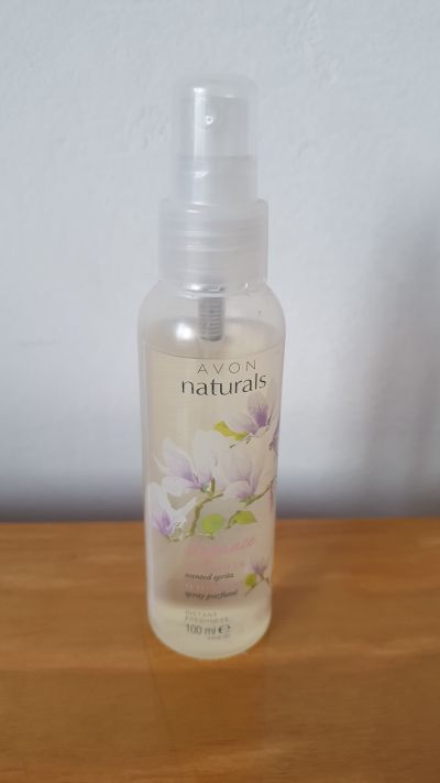 Avon Naturals Fragrance jemný tělový sprej s magnólií